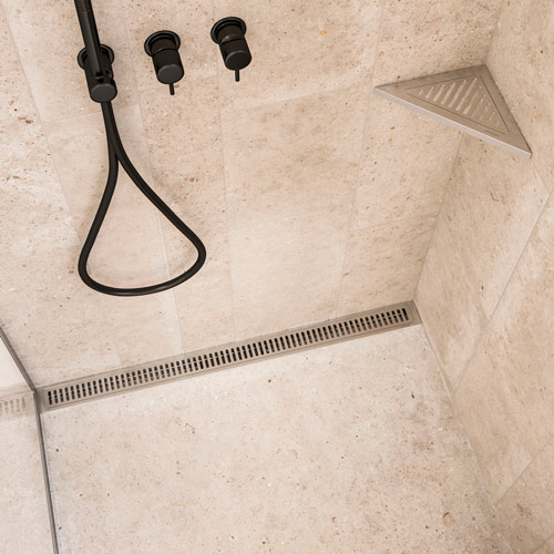 10_CL_line-drain_soap-shelf_close-up_column_GL