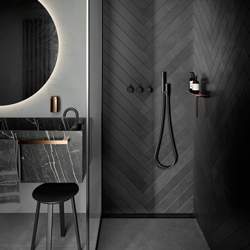 20_unidrain_HL_black_GL-black_reframe-towel_soap-wiper_soap-dispenser_brass_dark_V